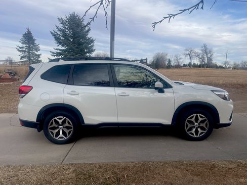 Used 2020 Subaru Forester Premium image 2