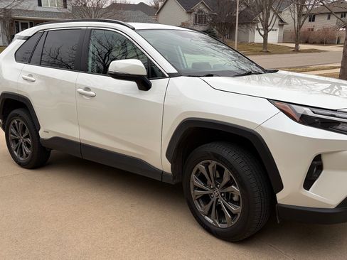 Used 2022 Toyota RAV4 XLE Premium image 4