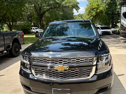 Used 2019 Chevrolet Suburban LT RWD image 1