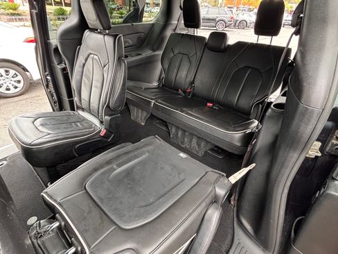 Used 2020 Chrysler Pacifica Limited w/ Advanced Safetytec Group FWD image 15