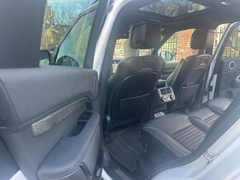 Used 2023 Land Rover Discovery S image 19