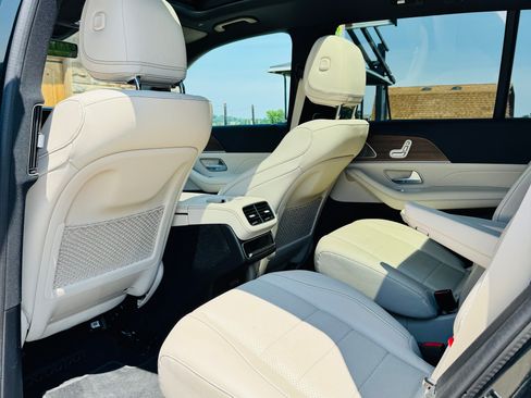 Used 2024 Mercedes-Benz GLS 450 4MATIC image 10