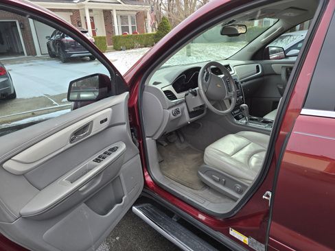 Used 2017 Chevrolet Traverse LT image 9