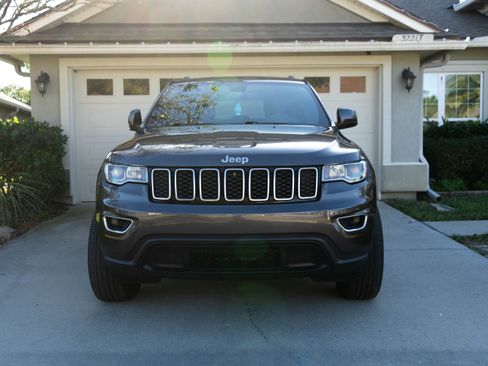 Used 2018 Jeep Grand Cherokee Laredo image 2