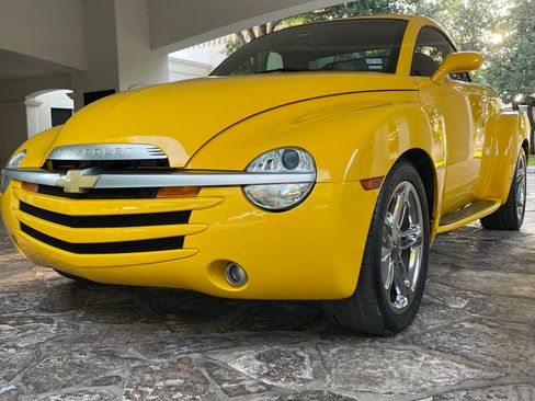 Used 2005 Chevrolet SSR w/ Preferred Equipment Group image 1