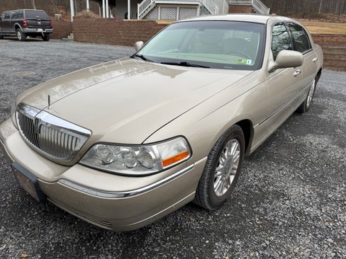Used 2011 Lincoln Town Car Signature Limited image 2