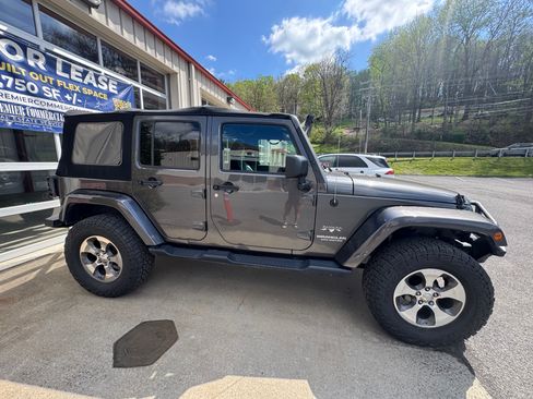 Used 2017 Jeep Wrangler Unlimited Sahara w/ Dual Top Group AWD/4WD image 15