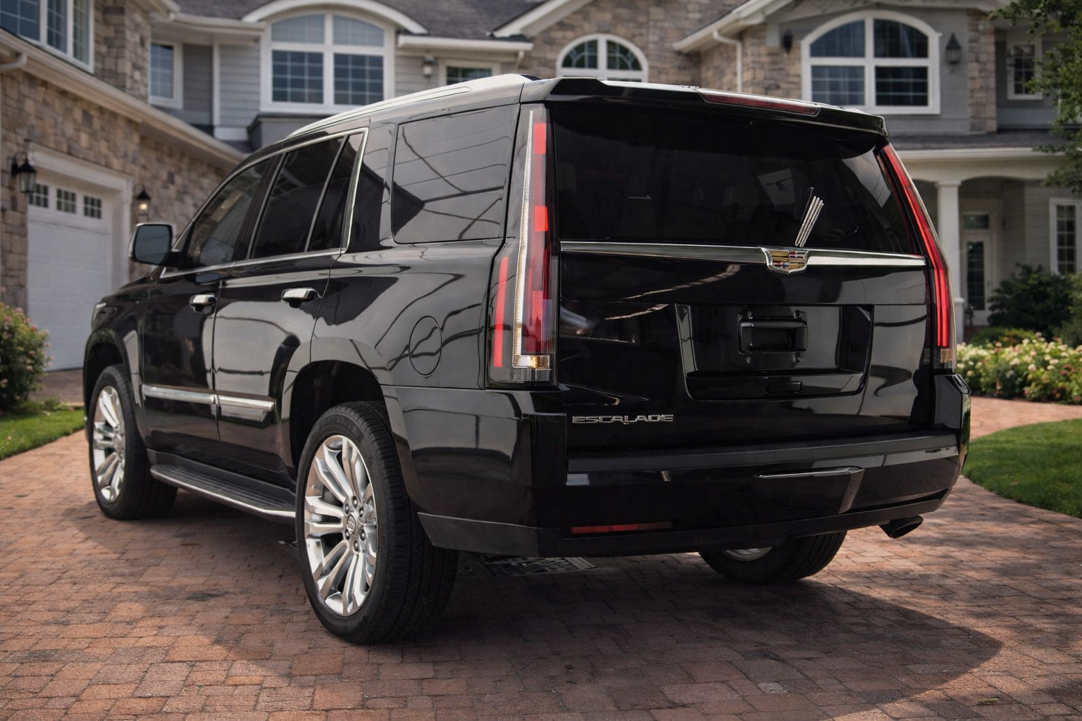 Used 2018 Cadillac Escalade Luxury w/ LPO, Radiant Package AWD/4WD image 2
