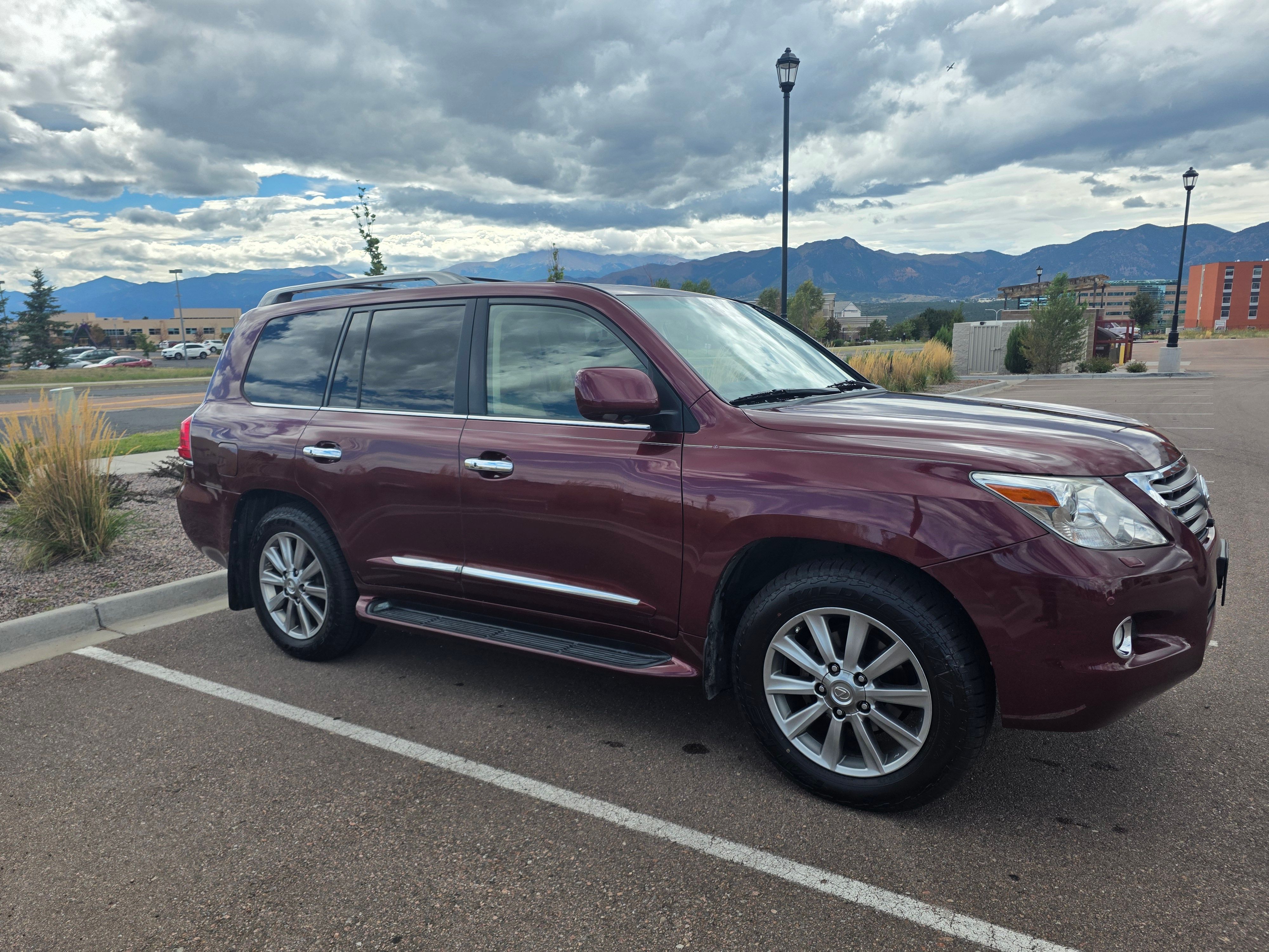 Used 2011 Lexus LX 570 4WD w/ Luxury Pkg image 1