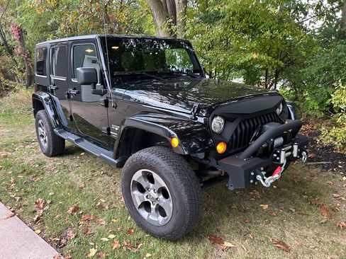 Used 2018 Jeep Wrangler Unlimited Sahara AWD/4WD image 2