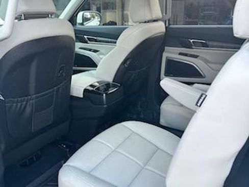 Used 2025 Kia Telluride EX w/ EX Captain's Chair Package image 6