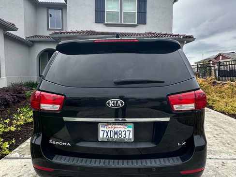 Used 2016 Kia Sedona LX w/ LX Convenience Package image 4