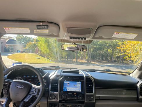 Used 2017 Ford F250 XLT w/ XLT Premium Package image 16