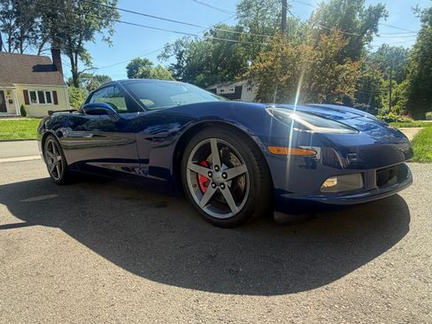 Used 2007 Chevrolet Corvette Coupe w/ Performance Package RWD image 18