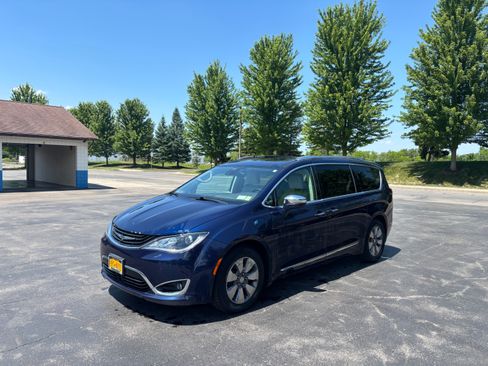 Used 2017 Chrysler Pacifica Platinum FWD image 1
