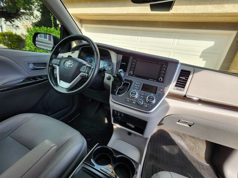 Used 2020 Toyota Sienna XLE Premium image 17
