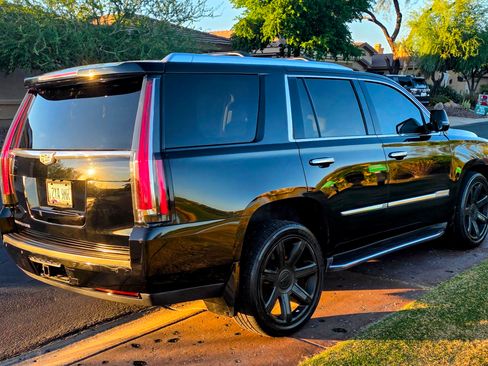 Used 2016 Cadillac Escalade Luxury image 9