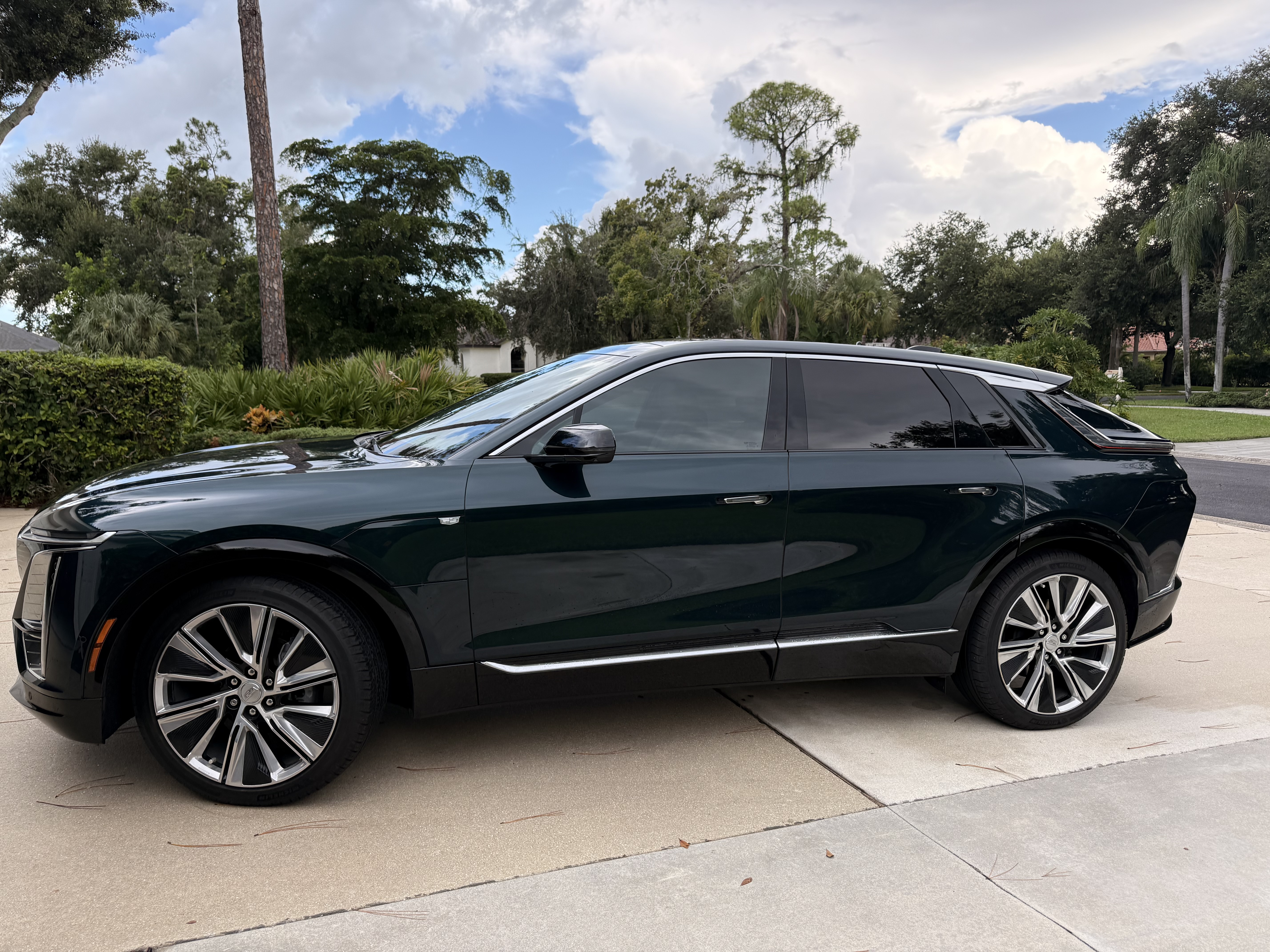 Used 2025 Cadillac Lyriq Luxury w/ Nappa Leather Package AWD/4WD image 4