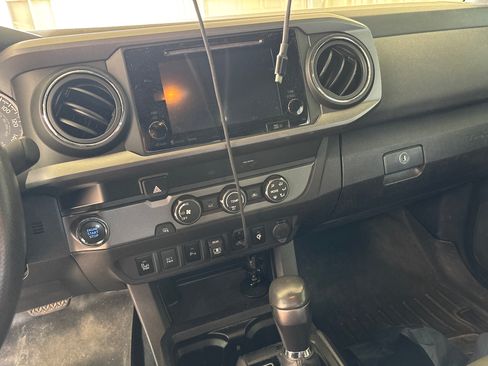 Used 2019 Toyota Tacoma TRD Sport w/ Technology Package RWD image 15