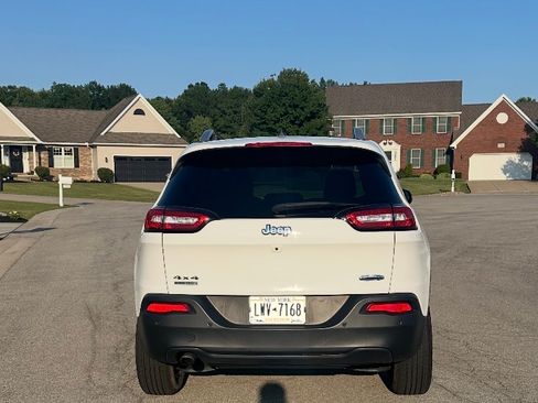 Used 2017 Jeep Cherokee Latitude w/ Comfort/Convenience Group AWD/4WD image 5