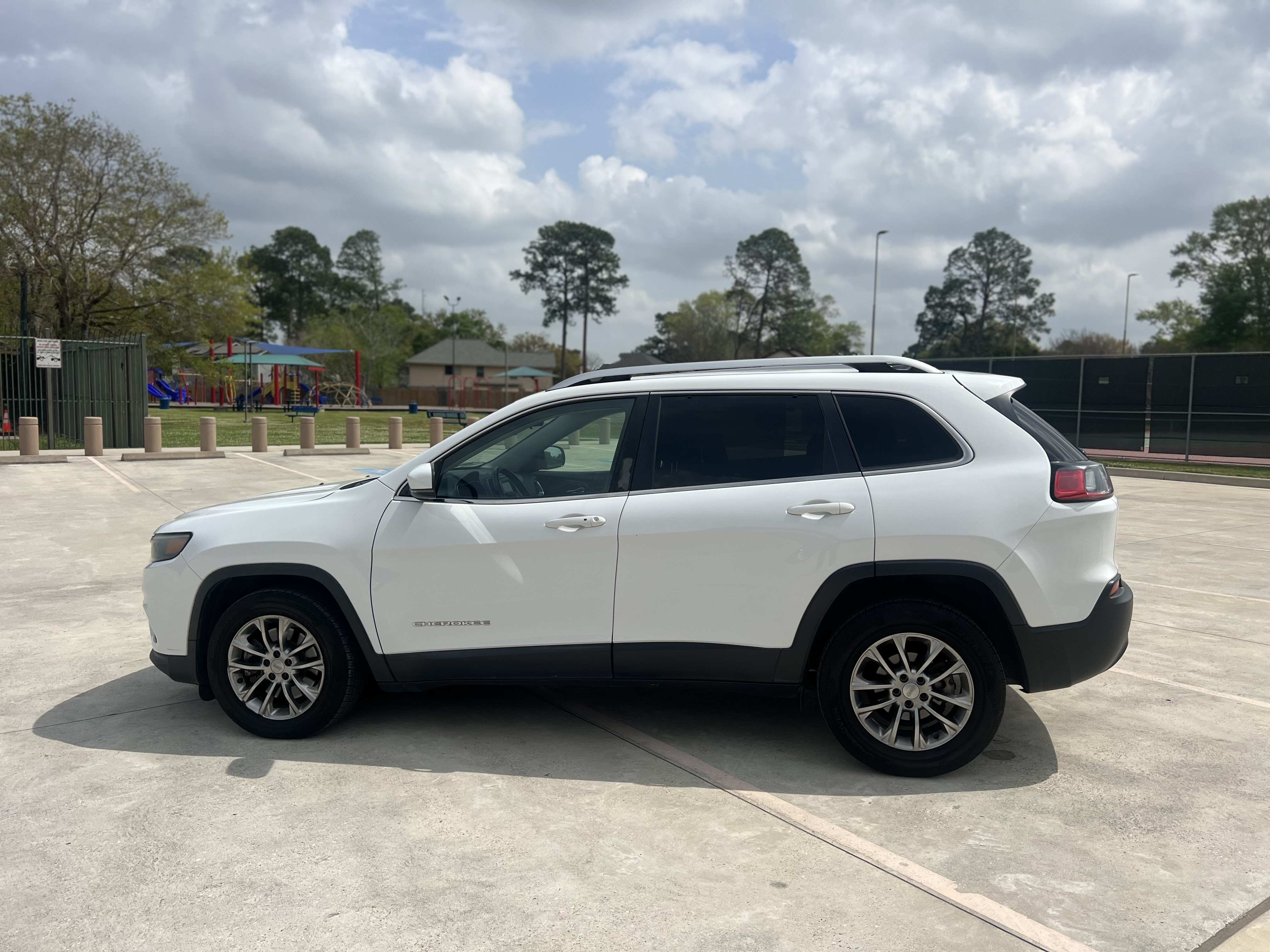 Used 2019 Jeep Cherokee Latitude Plus FWD image 10