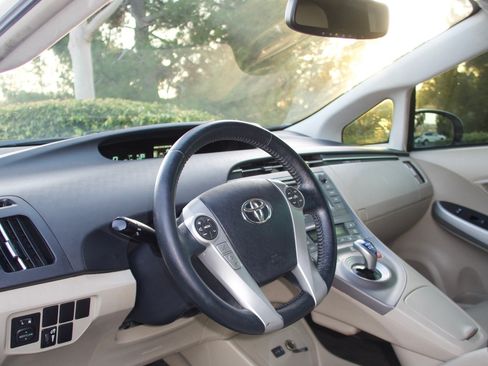 Used 2014 Toyota Prius Four image 10