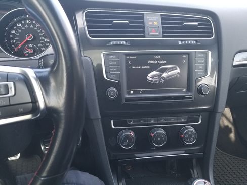 Used 2017 Volkswagen GTI SE image 17