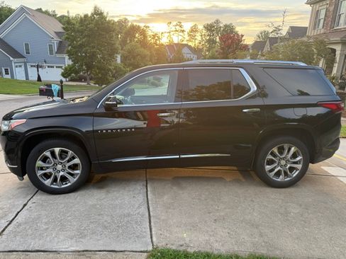 Used 2019 Chevrolet Traverse Premier w/ Driver Confidence II Package FWD image 2