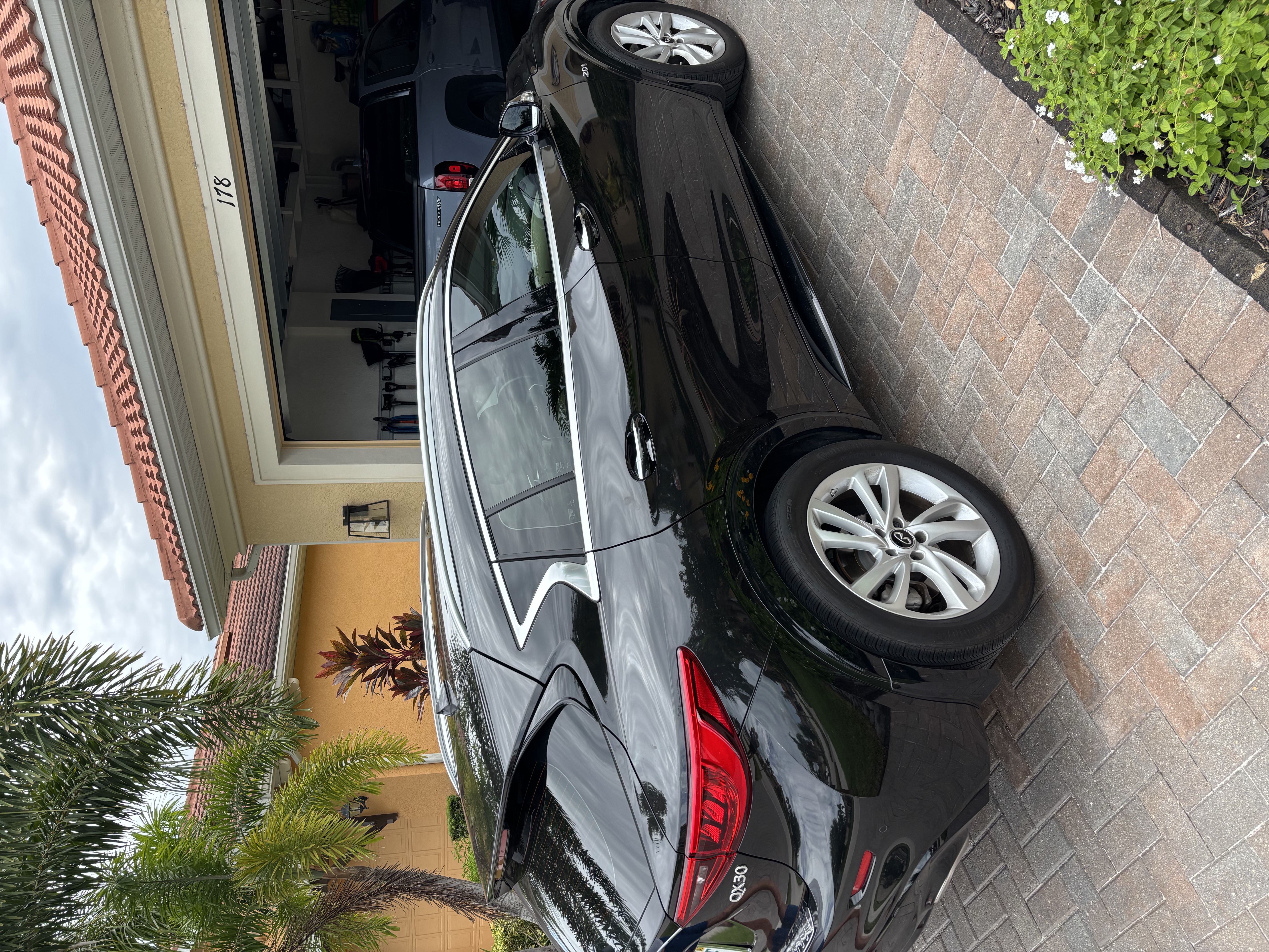 Used 2019 INFINITI QX30 w/ Navigation Package FWD image 4