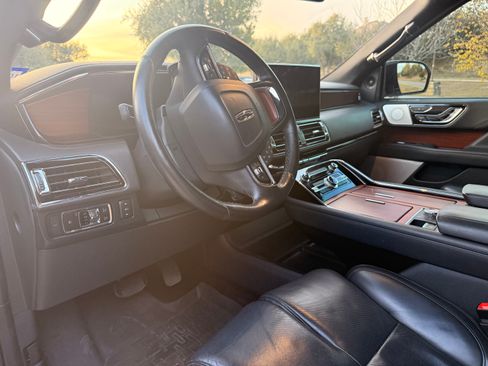 Used 2023 Lincoln Navigator L Reserve image 9