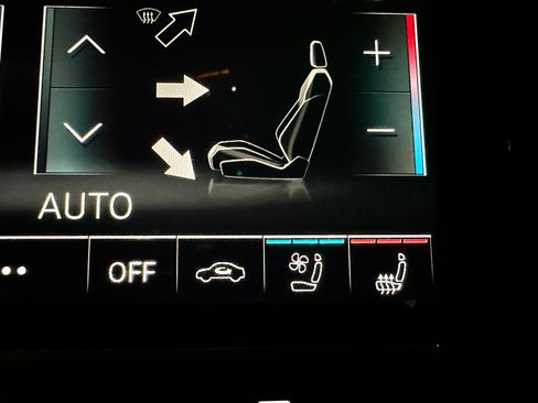 Used 2021 Audi e-tron Prestige w/ Prestige Package image 22