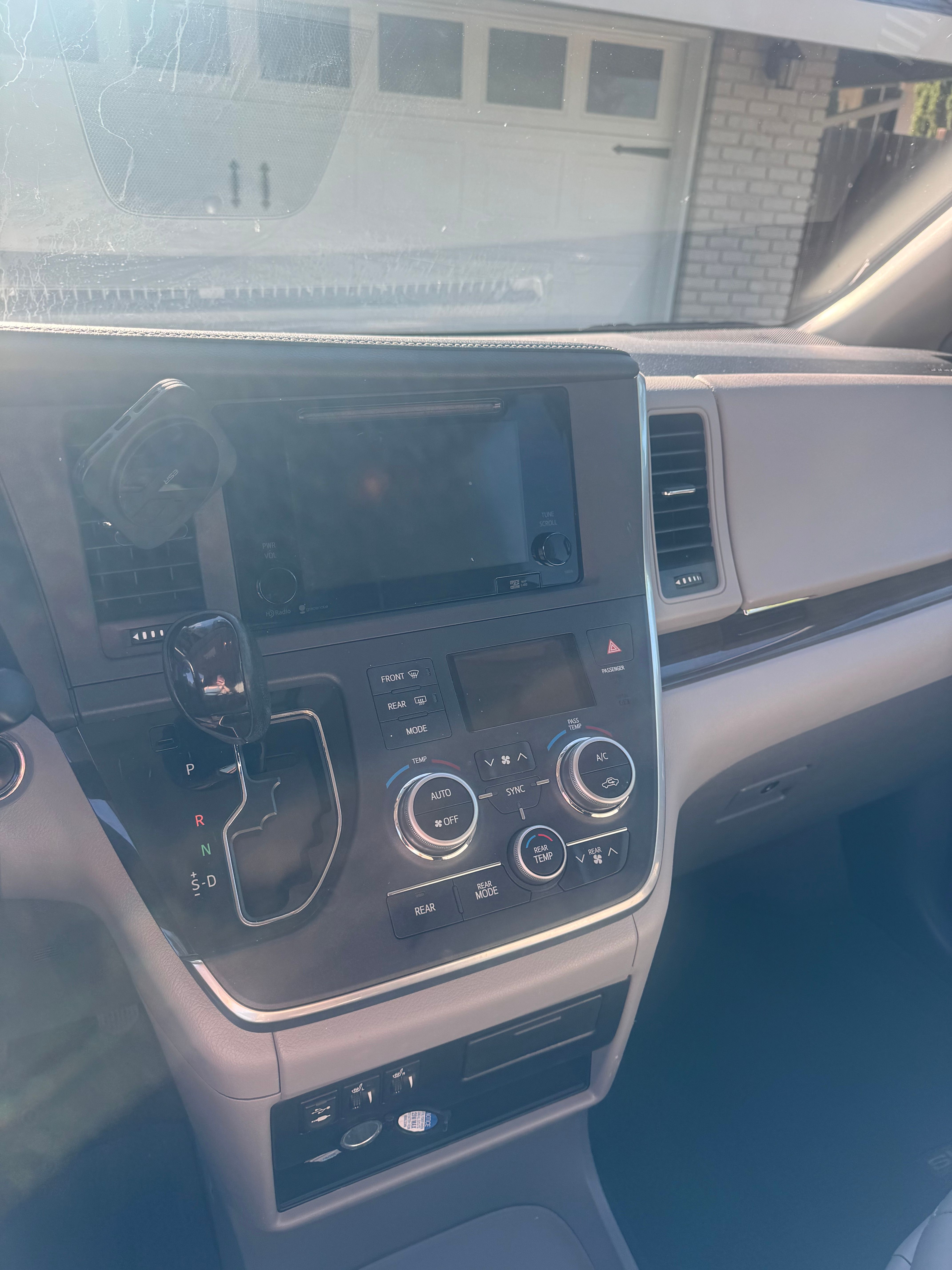 Used 2015 Toyota Sienna XLE w/ XLE Navigation Package FWD image 11
