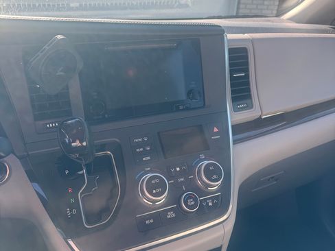 Used 2015 Toyota Sienna XLE w/ XLE Navigation Package image 11