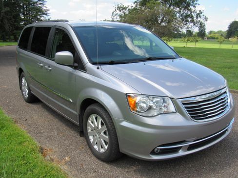 Used 2016 Chrysler Town & Country Touring FWD image 14