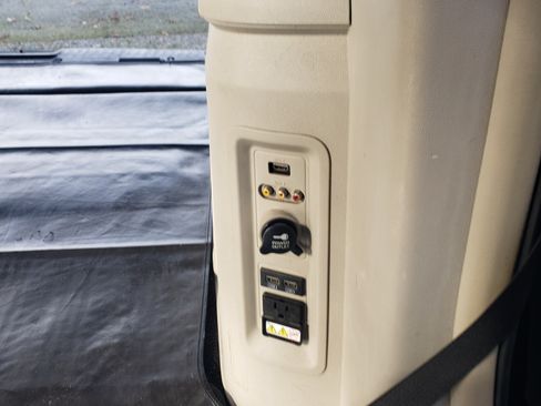 Used 2015 Chrysler Town & Country Touring w/ Driver Convenience Group image 2