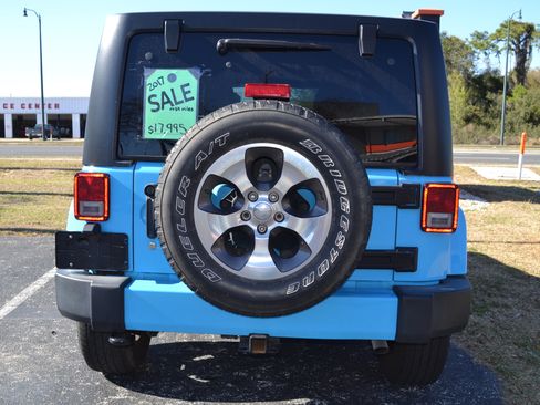 Used 2017 Jeep Wrangler Unlimited Sahara w/ Connectivity Group image 8