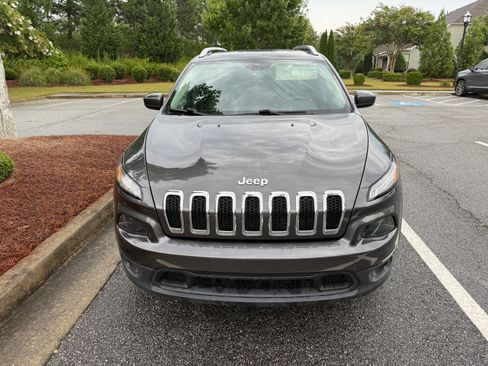 Used 2018 Jeep Cherokee Latitude Plus w/ Comfort/Convenience Group FWD image 9