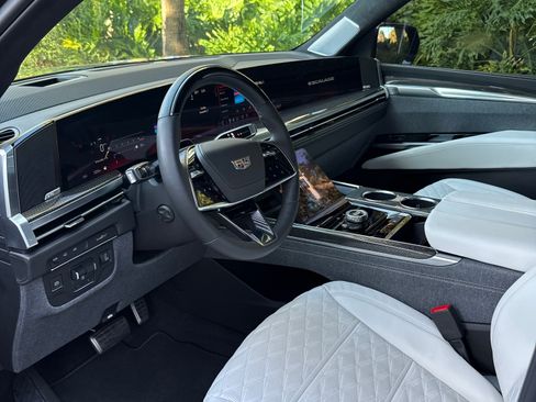Used 2025 Cadillac Escalade ESV V image 6