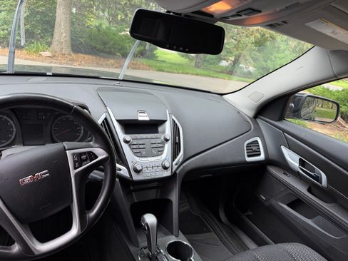 Used 2010 GMC Terrain SLE AWD/4WD image 12