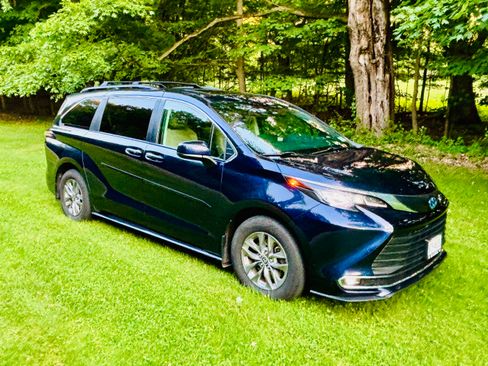 Used 2023 Toyota Sienna XLE AWD/4WD image 1