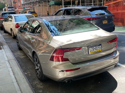 Used 2019 Volvo S60 T6 Momentum w/ Multimedia Package AWD/4WD image 4