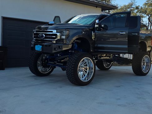 Used 2019 Ford F250 XLT w/ XLT Premium Package image 9