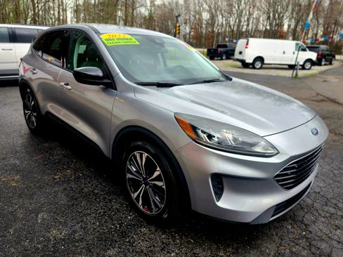 Used 2022 Ford Escape SE w/ SE Sport Appearance Package image 5