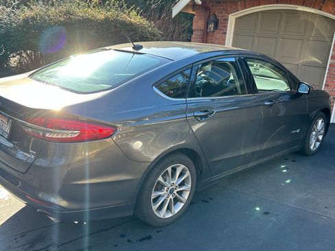 Used 2017 Ford Fusion SE image 2