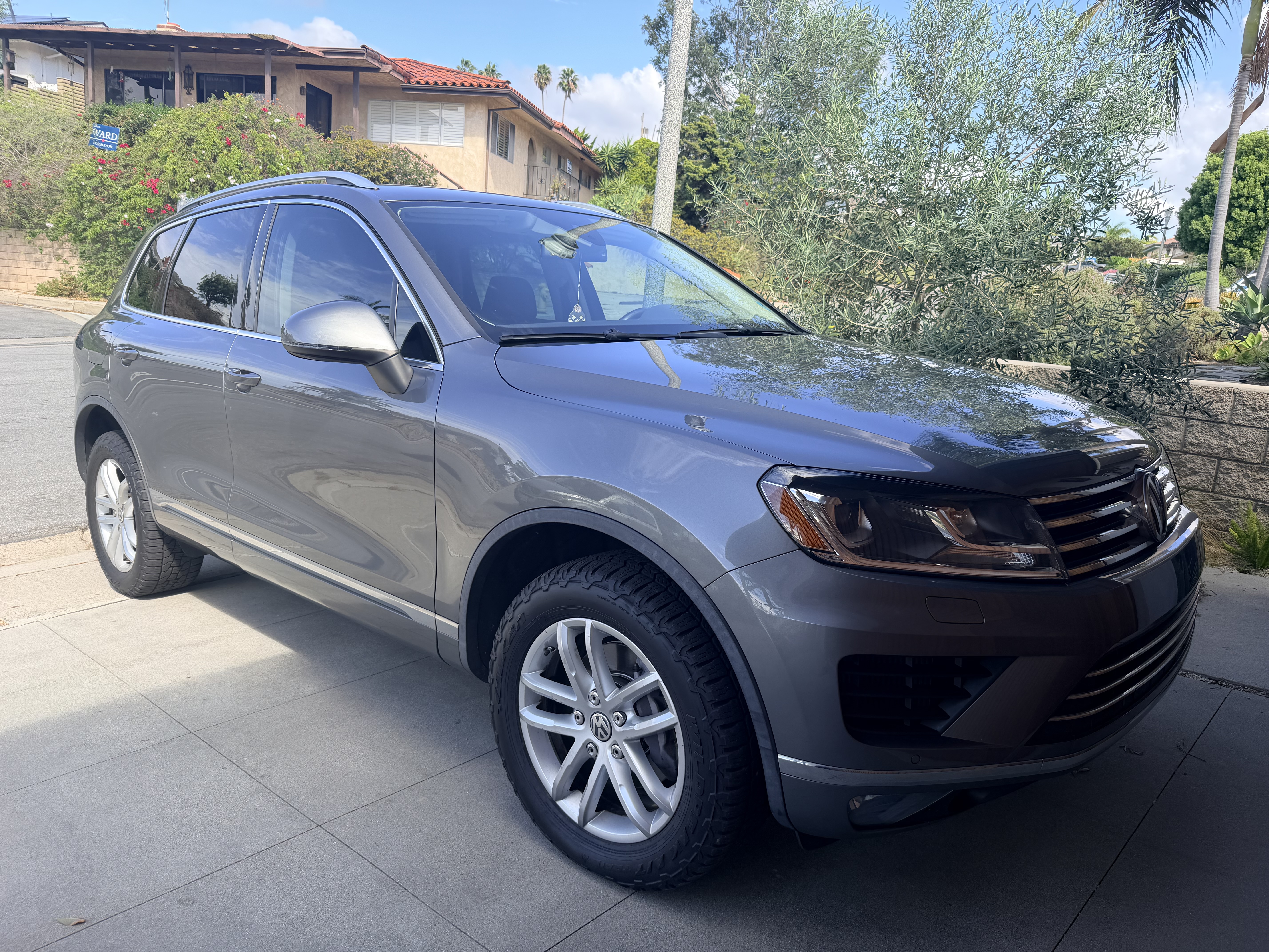 Used 2016 Volkswagen Touareg Sport AWD/4WD image 1