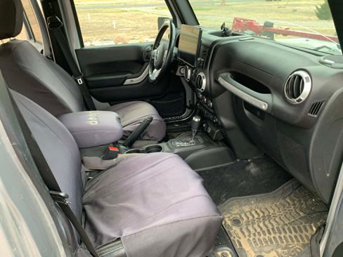 Used 2015 Jeep Wrangler Unlimited Rubicon image 12