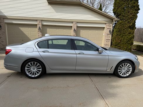 Used 2019 BMW 740i xDrive AWD/4WD image 5