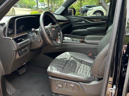 Used 2024 Cadillac Escalade Sport Platinum image 9