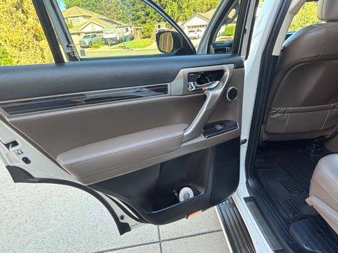 Used 2020 Lexus GX 460 Luxury w/ Accessory Package AWD/4WD image 13