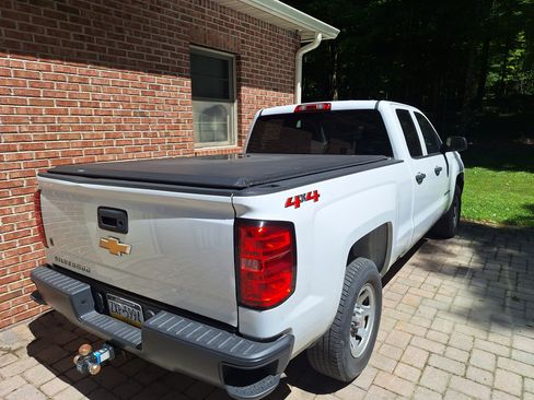 Used 2018 Chevrolet Silverado 1500 W/T w/ Trailering Package image 4